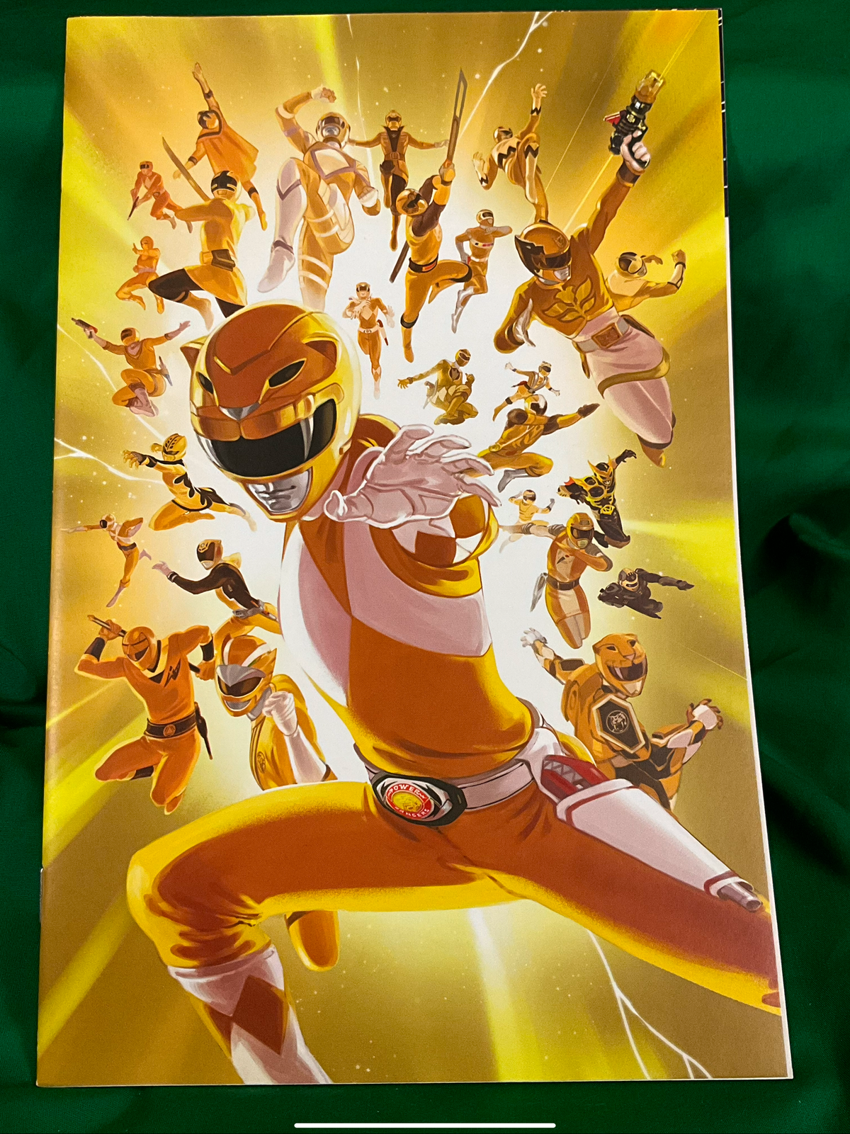 Mighty Morphin Power Rangers #28 Comic - 1:25 Villa Yellow Rangers Variant