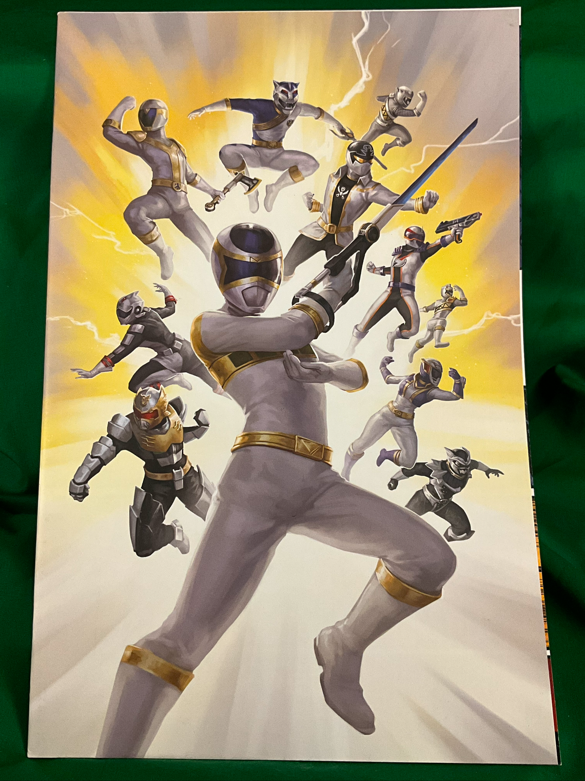 Mighty Morphin Power Rangers #32 Comic - 1:25 Lithen Silver Rangers Variant