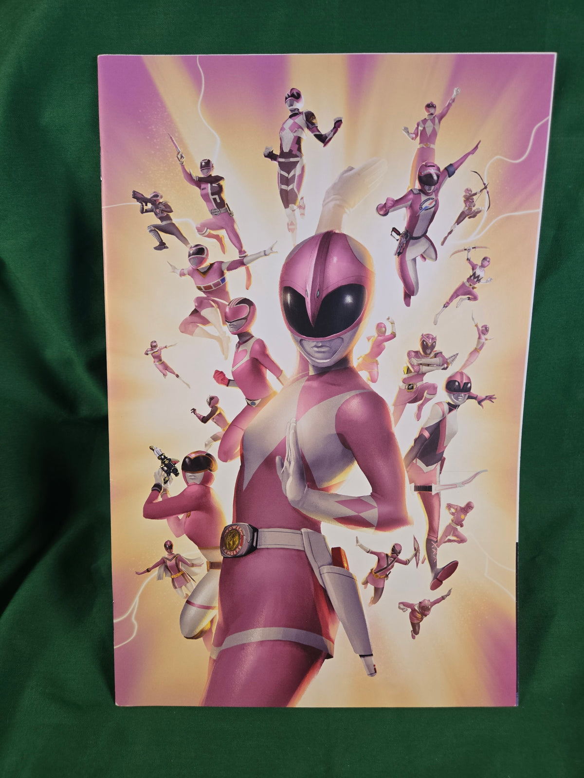 Mighty Morphin Power Rangers #29 Comic - 1:25 Villa Pink Rangers Variant
