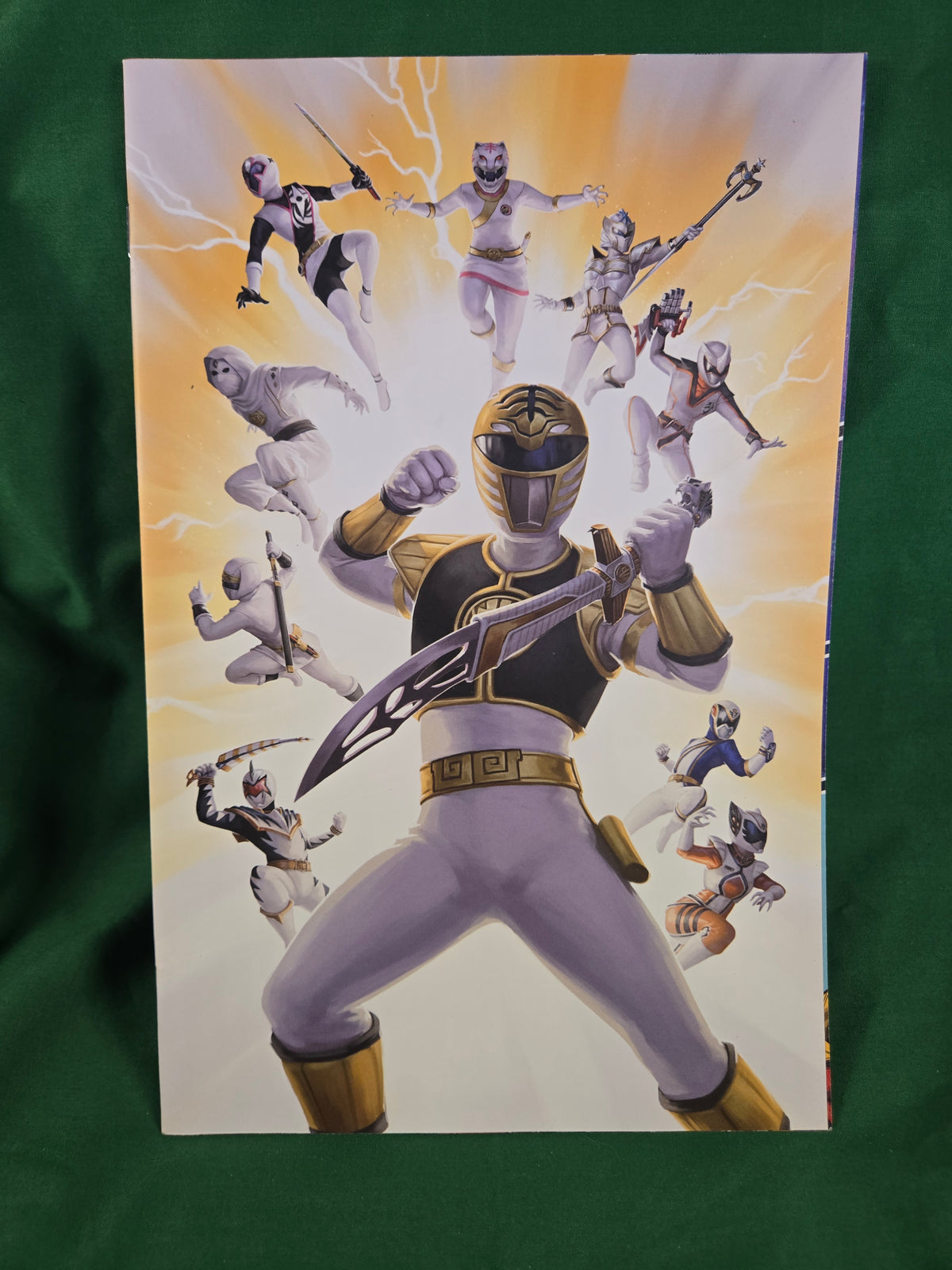 Mighty Morphin Power Rangers #33 Comic - 1:25 Lithen White Rangers Variant
